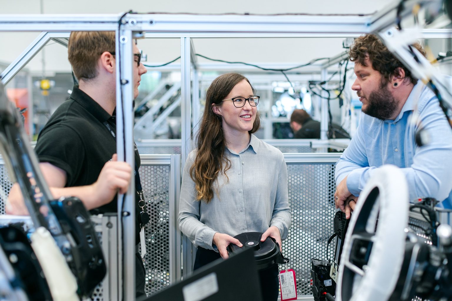 Ingenieurteam bei der Arbeit an Konstruktionsdaten